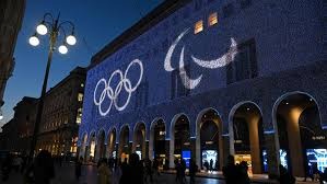 为什么外野手判断长打飞球时需要通过听觉辅助测算距离